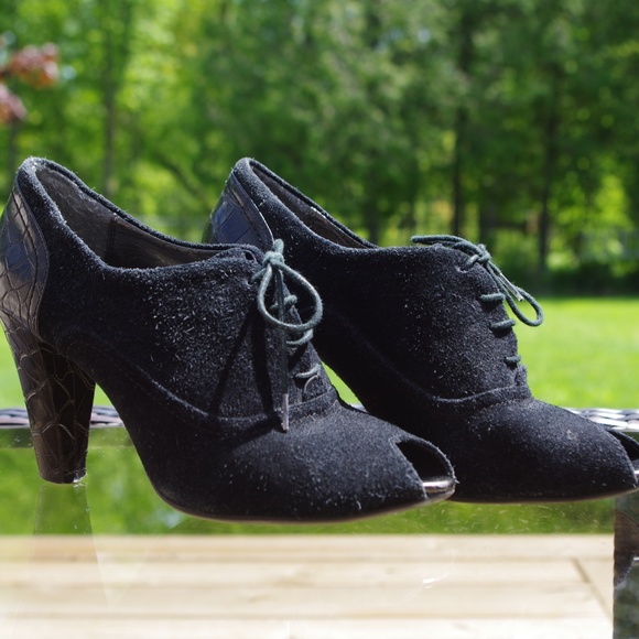 Nickels Lace-up Black Heels: Size 7 - Picture 2 of 4